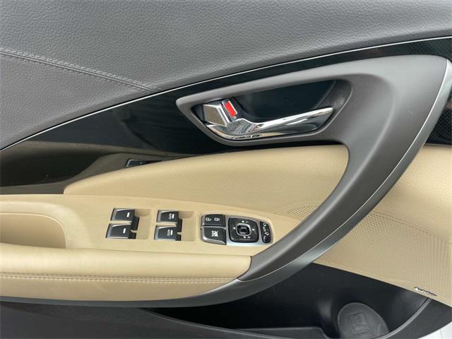 Photo of 2017 Hyper White Hyundai Azera
