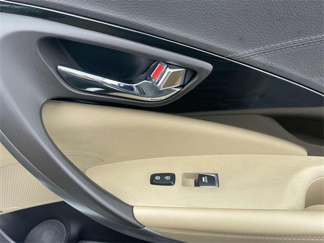 Photo of 2017 Hyper White Hyundai Azera