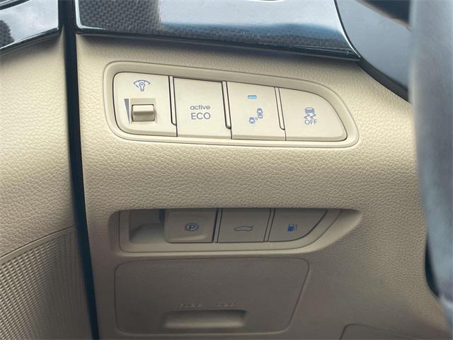 Photo of 2017 Hyper White Hyundai Azera