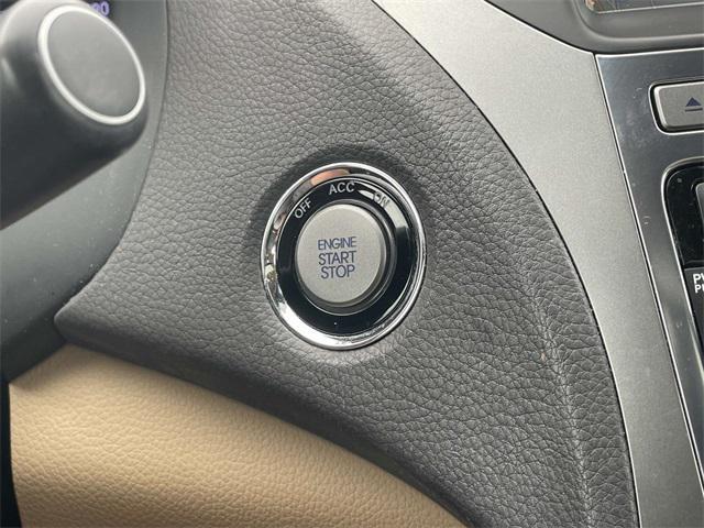 Photo of 2017 Hyper White Hyundai Azera