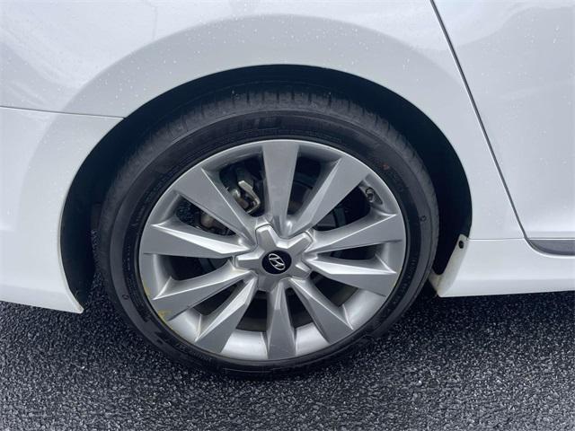 Photo of 2017 Hyper White Hyundai Azera