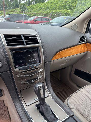 Photo of 2011 White Platinum Clearcoat Metallic Lincoln MKX