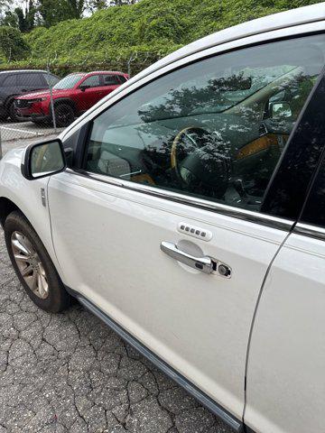 Photo of 2011 White Platinum Clearcoat Metallic Lincoln MKX