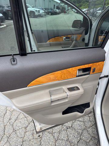 Photo of 2011 White Platinum Clearcoat Metallic Lincoln MKX