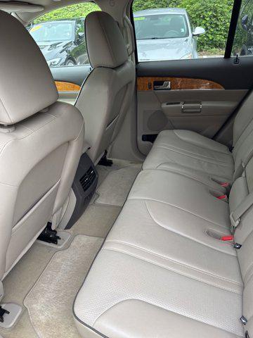 Photo of 2011 White Platinum Clearcoat Metallic Lincoln MKX