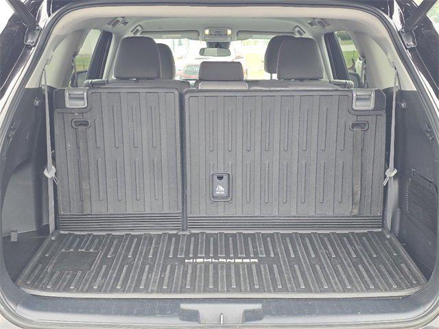 Photo of 2022 Midnight Black Metallic Toyota Highlander