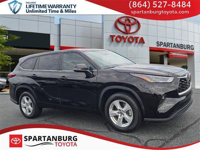 Photo of 2022 Midnight Black Metallic Toyota Highlander