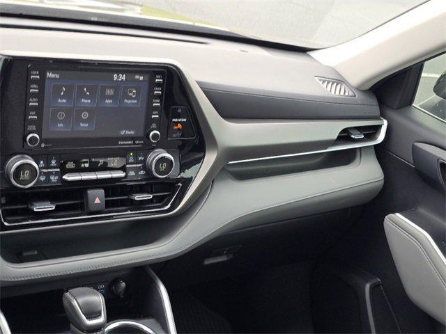 Photo of 2022 Midnight Black Metallic Toyota Highlander