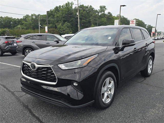 Photo of 2022 Midnight Black Metallic Toyota Highlander