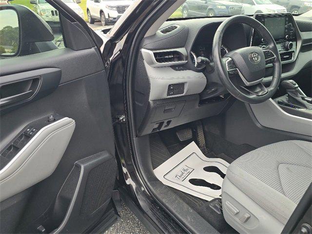 Photo of 2022 Midnight Black Metallic Toyota Highlander