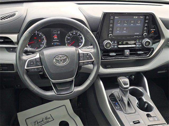 Photo of 2022 Midnight Black Metallic Toyota Highlander