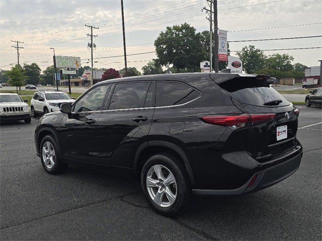 Photo of 2022 Midnight Black Metallic Toyota Highlander
