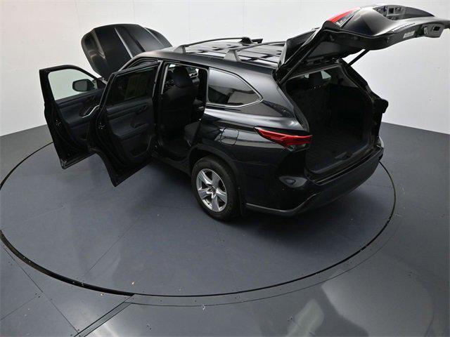 Photo of 2023 Midnight Black Metallic Toyota Highlander