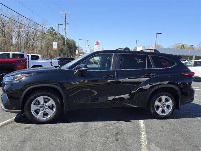 Photo of 2023 Midnight Black Metallic Toyota Highlander