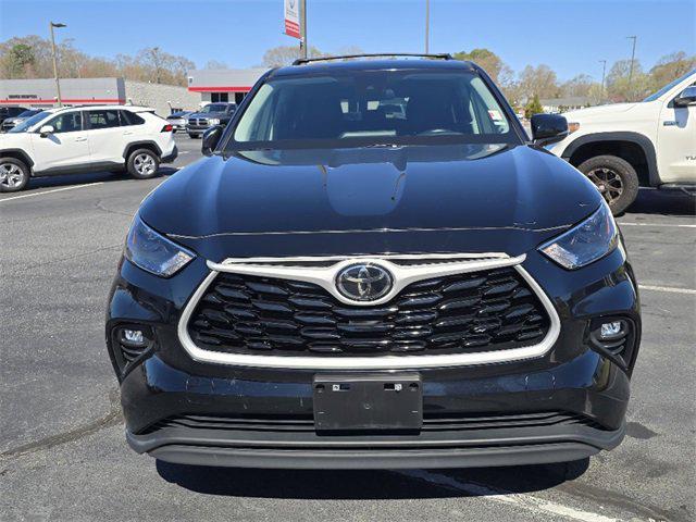 Photo of 2023 Midnight Black Metallic Toyota Highlander