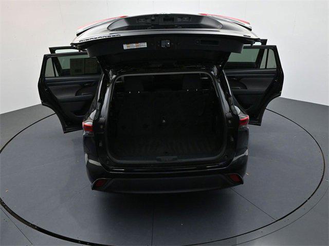 Photo of 2023 Midnight Black Metallic Toyota Highlander