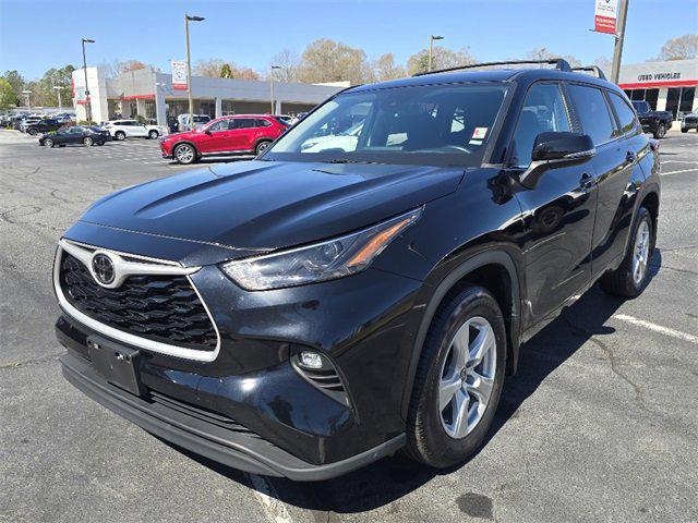 Photo of 2023 Midnight Black Metallic Toyota Highlander