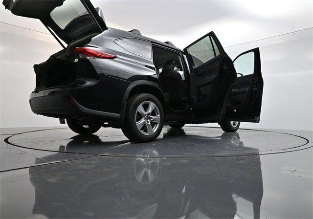 Photo of 2023 Midnight Black Metallic Toyota Highlander