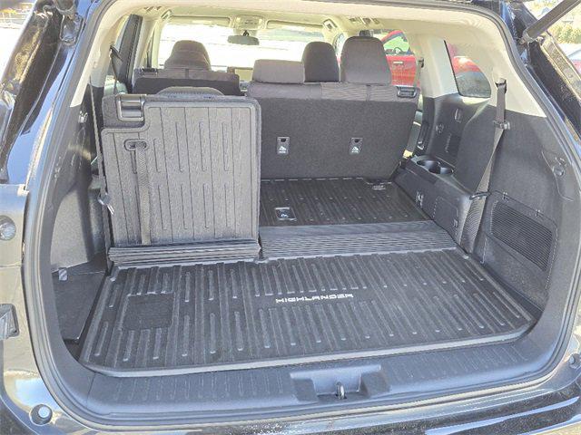 Photo of 2023 Midnight Black Metallic Toyota Highlander