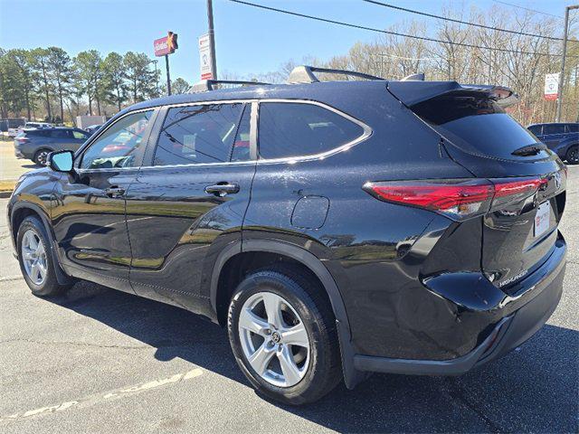 Photo of 2023 Midnight Black Metallic Toyota Highlander