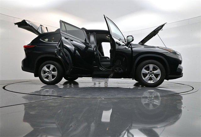 Photo of 2023 Midnight Black Metallic Toyota Highlander