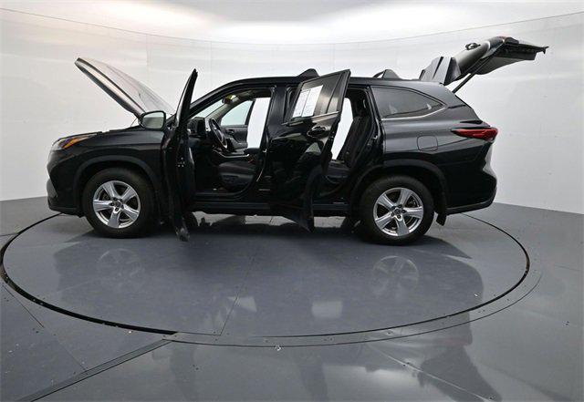 Photo of 2023 Midnight Black Metallic Toyota Highlander