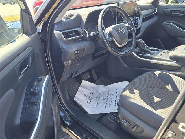 Photo of 2023 Midnight Black Metallic Toyota Highlander
