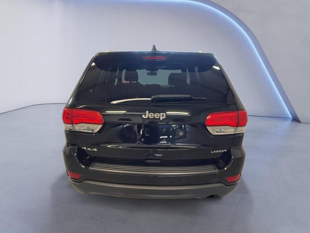 Photo of 2017 Diamond Black Crystal Pearlcoat Jeep Grand Cherokee