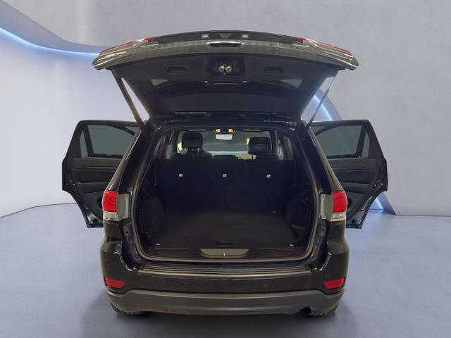 Photo of 2017 Diamond Black Crystal Pearlcoat Jeep Grand Cherokee