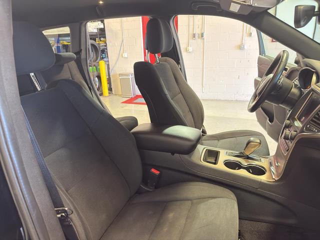 Photo of 2017 Diamond Black Crystal Pearlcoat Jeep Grand Cherokee