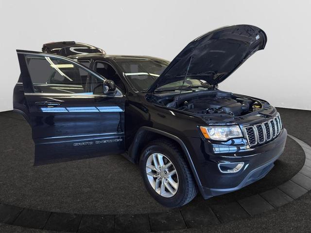 Photo of 2017 Diamond Black Crystal Pearlcoat Jeep Grand Cherokee