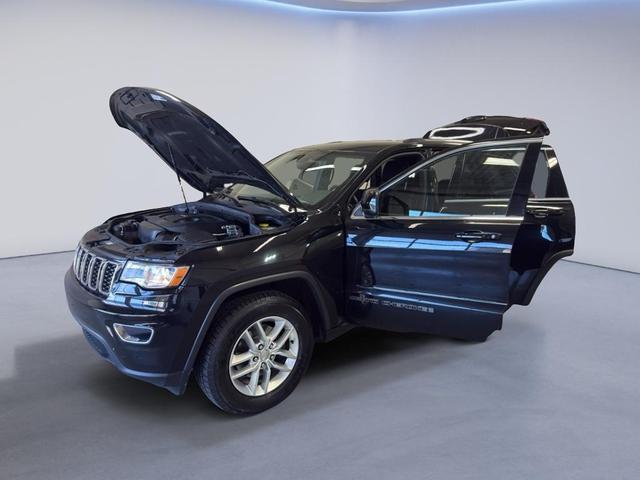 Photo of 2017 Diamond Black Crystal Pearlcoat Jeep Grand Cherokee