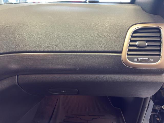 Photo of 2017 Diamond Black Crystal Pearlcoat Jeep Grand Cherokee