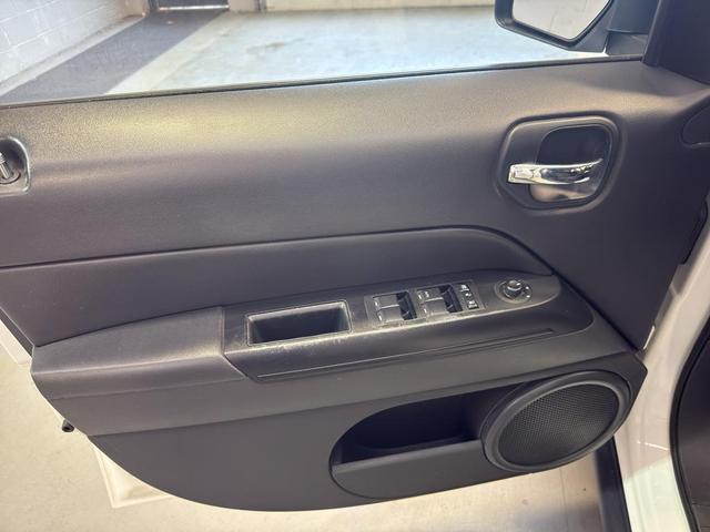 Photo of 2014 Bright White Clearcoat Jeep Patriot