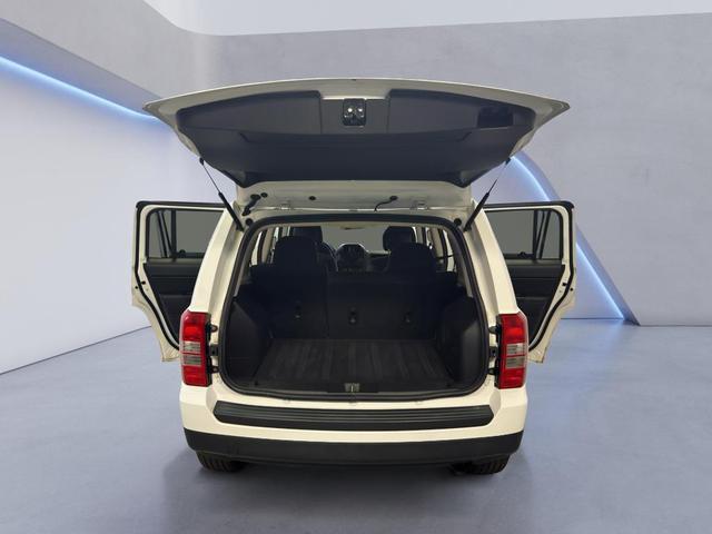 Photo of 2014 Bright White Clearcoat Jeep Patriot