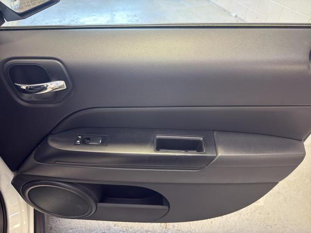 Photo of 2014 Bright White Clearcoat Jeep Patriot