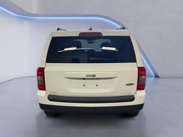 Photo of 2014 Bright White Clearcoat Jeep Patriot