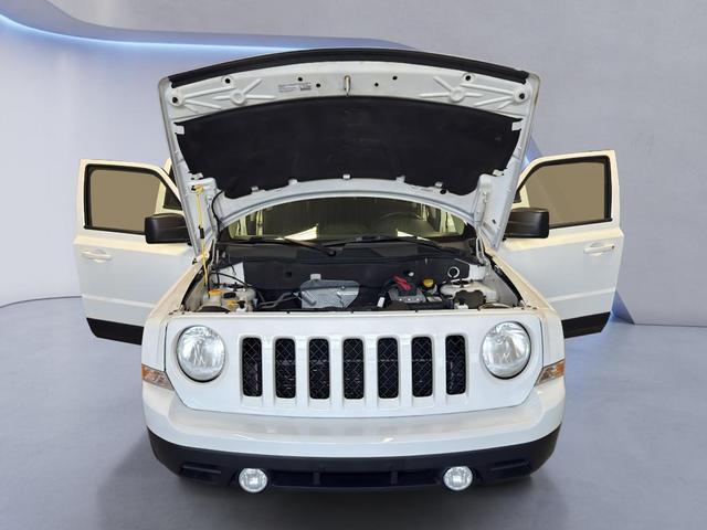 Photo of 2014 Bright White Clearcoat Jeep Patriot