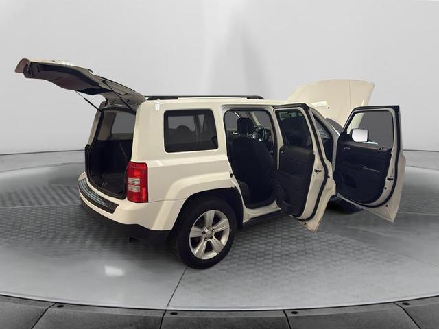 Photo of 2014 Bright White Clearcoat Jeep Patriot