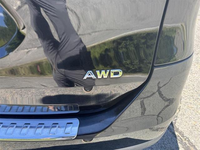 Photo of 2015 Super Black Nissan Rogue