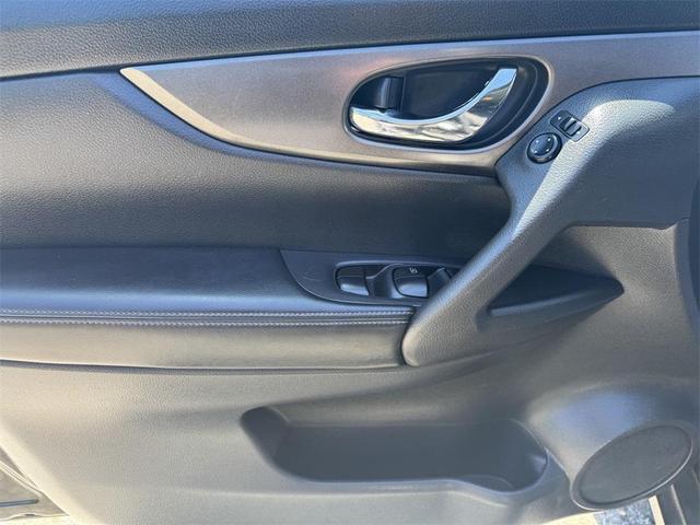 Photo of 2015 Super Black Nissan Rogue