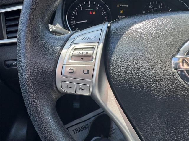 Photo of 2015 Super Black Nissan Rogue