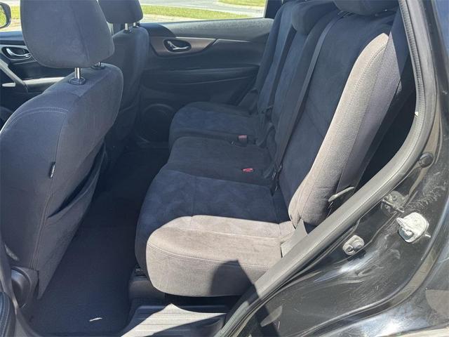 Photo of 2015 Super Black Nissan Rogue