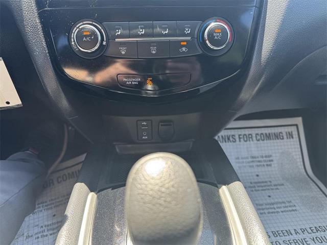 Photo of 2015 Super Black Nissan Rogue