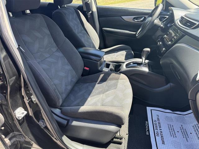 Photo of 2015 Super Black Nissan Rogue