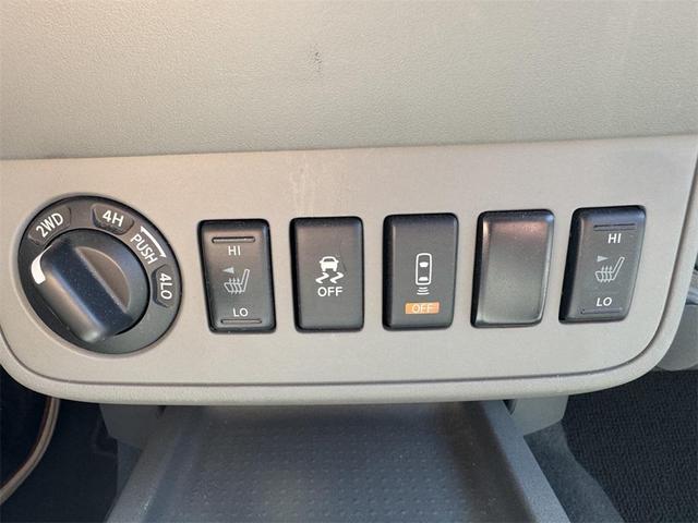 Photo of 2020 Glacier White Nissan Frontier