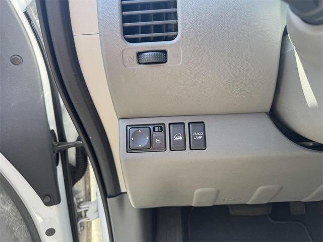 Photo of 2020 Glacier White Nissan Frontier