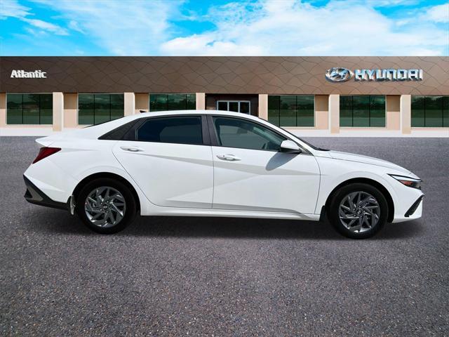 Photo of 2025 White Hyundai ELANTRA HEV