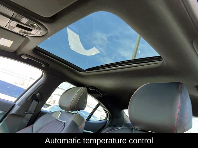 Photo of 2024 White Genesis G70