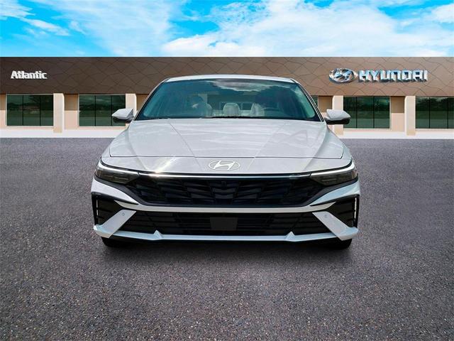 Photo of 2025 White Hyundai ELANTRA
